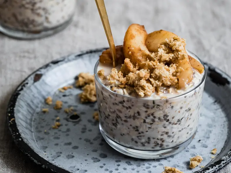 Kokos-Overnight-Oats mit Gewürzbirnen