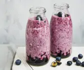 Heidelbeer-Birnen-Spirulina-Smoothie