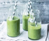 Smoothie aus Feldsalat, Spinat, Gurke und Apfel