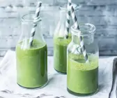 Smoothie aus Feldsalat, Spinat, Gurke und Apfel