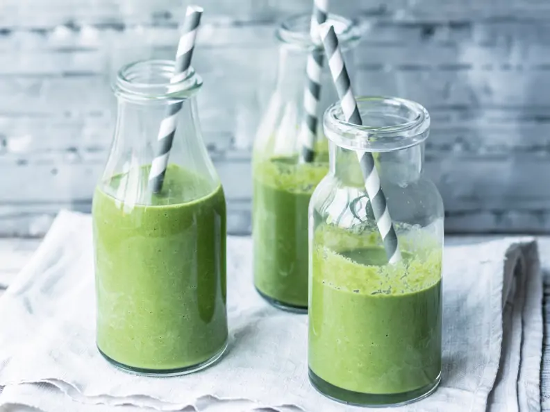 Smoothie aus Feldsalat, Spinat, Gurke und Apfel
