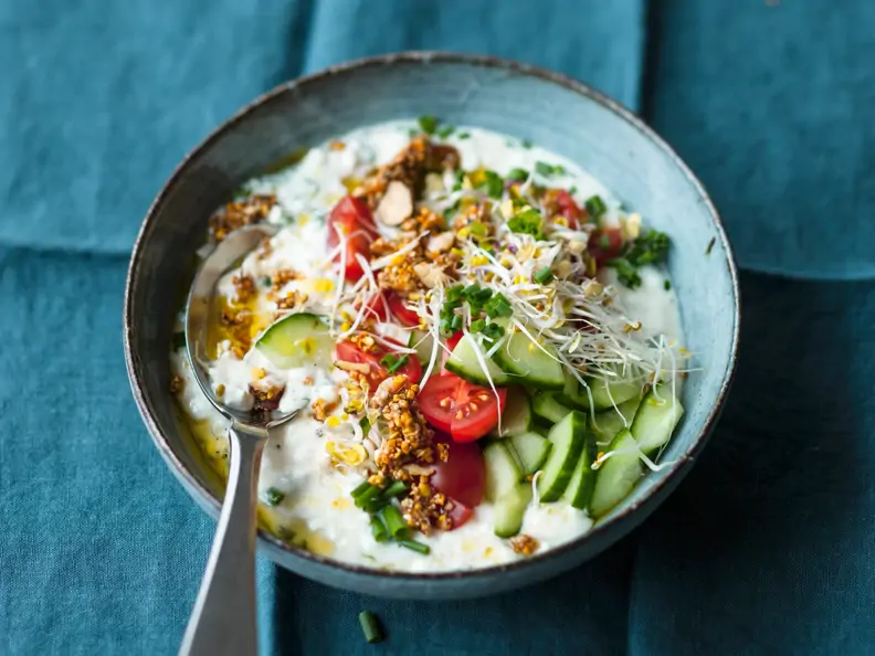 Pikantes Lupinenmüsli mit Hüttenkäse