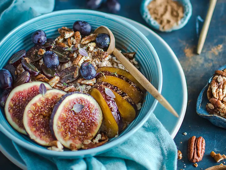 Porridge mit Feigen, Pflaumen und Pekannüssen