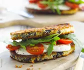 Auberginen-Sandwich mit Tomate und Mozzarella