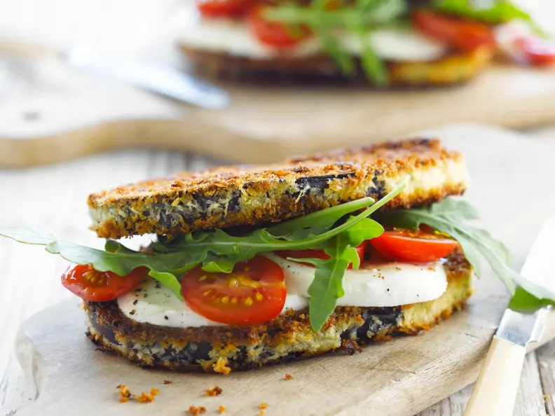 Auberginen-Sandwich mit Tomate und Mozzarella