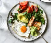 Herzhaftes Frühstück mit Spiegelei, Avocado und Tomaten