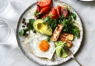 Herzhaftes Frühstück mit Spiegelei, Avocado und Tomaten