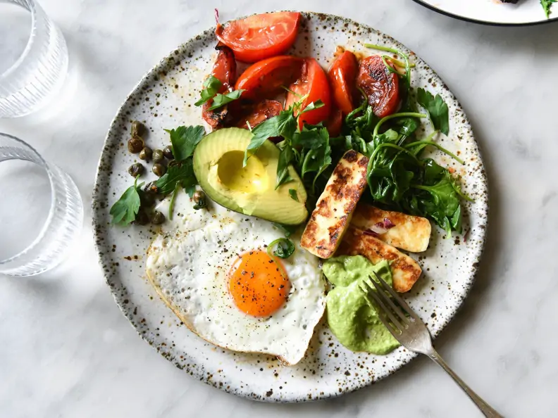Herzhaftes Frühstück mit Spiegelei, Avocado und Tomaten