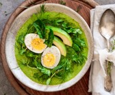 Smoothie-Bowl mit Ei, Avocado und Zuckerschoten