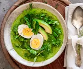 Smoothie-Bowl mit Ei, Avocado und Zuckerschoten