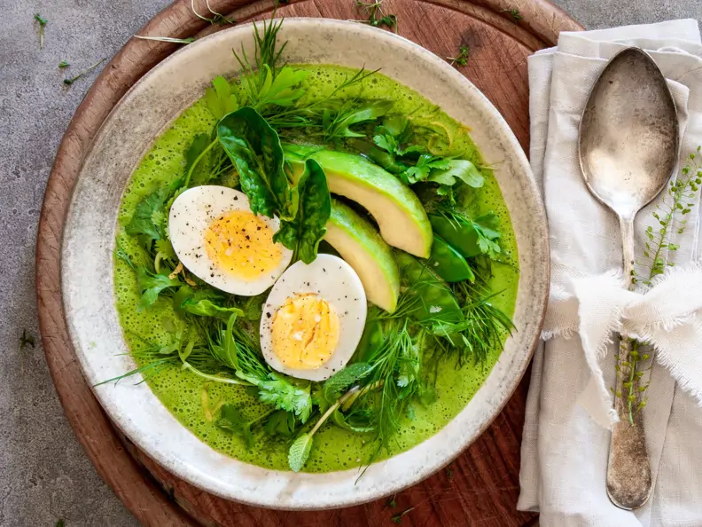 Smoothie-Bowl mit Ei, Avocado und Zuckerschoten
