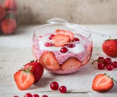 Beeren-Chia-Pudding mit Joghurt