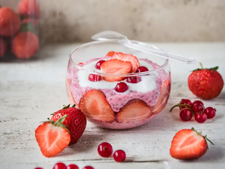 Beeren-Chia-Pudding mit Joghurt
