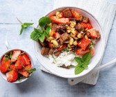 Körniger Frischkäse mit Erdbeeren und Pumpernickel-Crunch