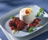 Kefircreme mit Kirsch-Johannisbeer-Kompott
