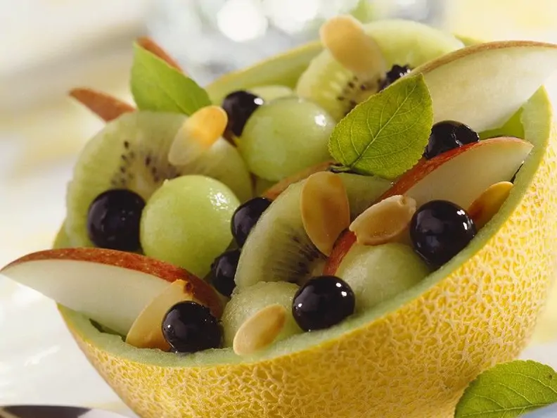 Obstsalat mit Mandeln
