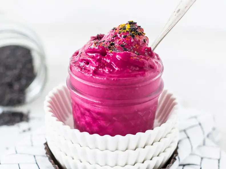 Rote-Bete-Nicecream mit Chiasamen