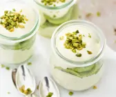 Quarkdessert mit Kiwis und Pistazien
