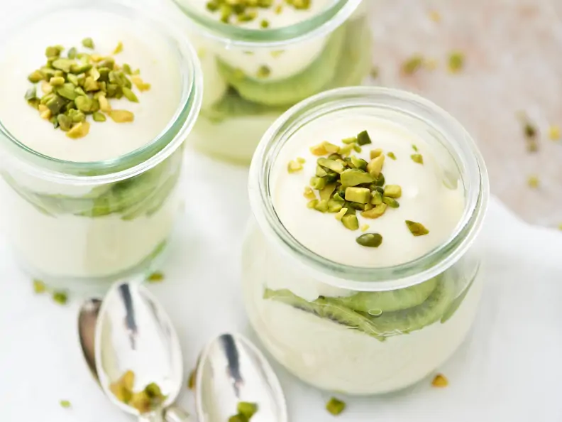 Quarkdessert mit Kiwis und Pistazien