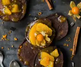Schokoladen-Pancakes mit Zimt und Physalis