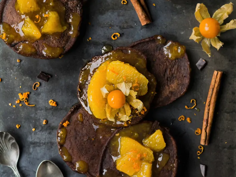 Schokoladen-Pancakes mit Zimt und Physalis