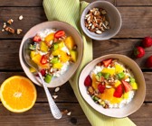Hüttenkäse mit Obst