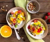 Hüttenkäse mit Obst