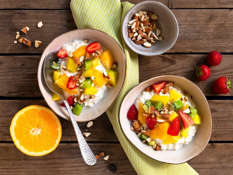 Hüttenkäse mit Obst