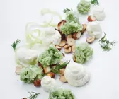 Joghurt-Mousse mit Gurken-Sorbet