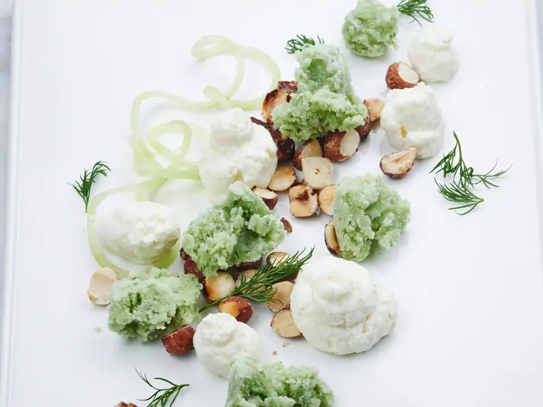 Joghurt-Mousse mit Gurken-Sorbet