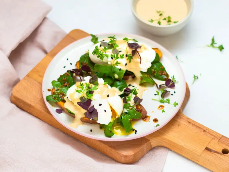 Eggs Florentine auf Süßkartoffelscheiben