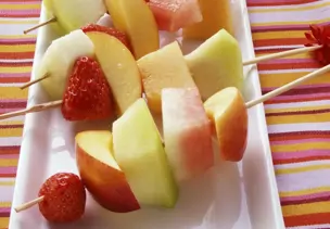 Obstspieße auf weißem Teller