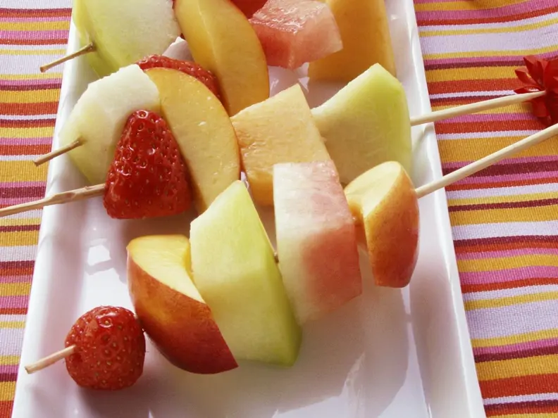 Obstspieße auf weißem Teller