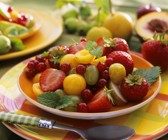 Obstsalat mit Mirabellen und Zitronenmelisse
