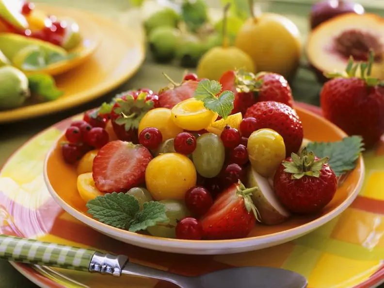 Obstsalat mit Mirabellen und Zitronenmelisse