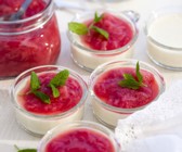 Joghurt-Panna-Cotta mit Rhabarber