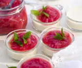 Joghurt-Panna Cotta mit Rhabarber