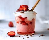 Erdbeereis mit Joghurtcreme und Schokolade