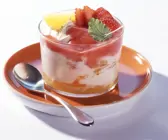 Joghurtcreme mit Orangen und Erdbeermus