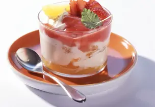 Joghurtcreme mit Orangen und Erdbeermus