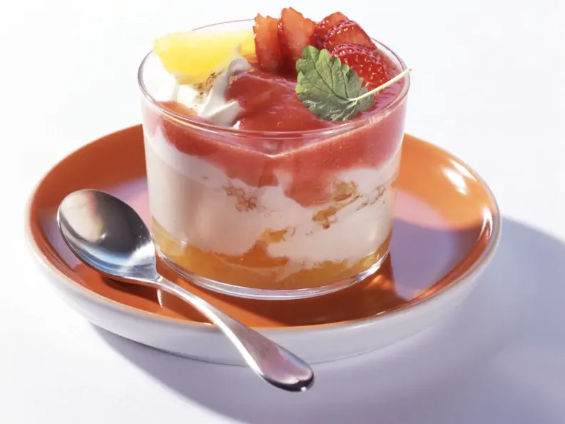 Joghurtcreme mit Orangen und Erdbeermus