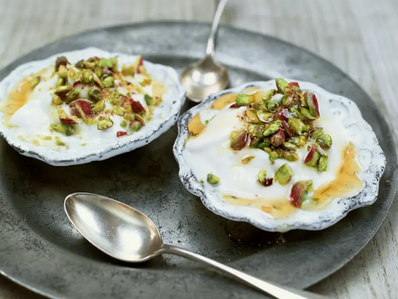 Joghurtdessert mit Honig und Pistazien