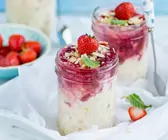 Reis-Hafer-Porridge mit Erdbeeren und Mandeln