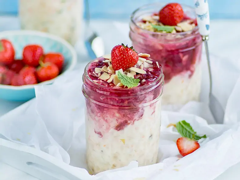 Reis-Hafer-Porridge mit Erdbeeren und Mandeln