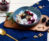 Hüttenkäse mit Walnuss-Brombeer-Kompott