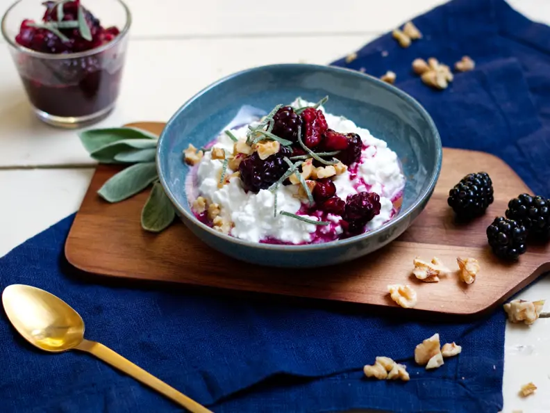 Hüttenkäse mit Walnuss-Brombeer-Kompott