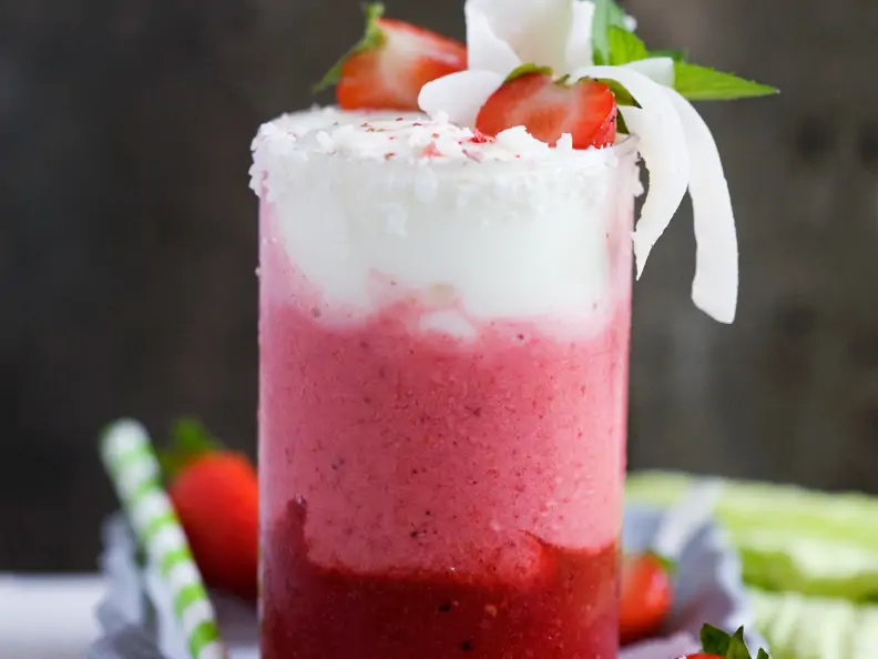 Erdbeer-Kokos-Smoothie mit Skyr