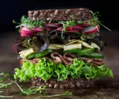 Sandwich mit Schinken, Käse und Radieschen