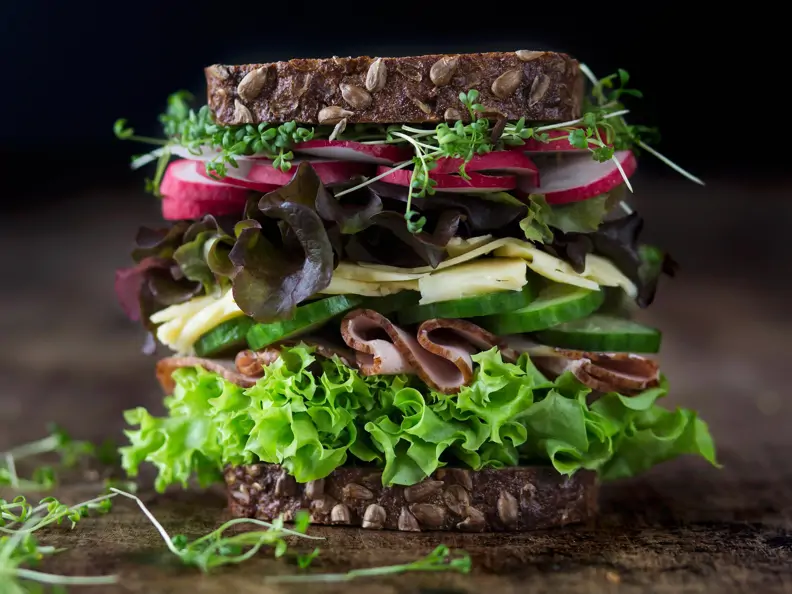 Sandwich mit Schinken, Käse und Radieschen