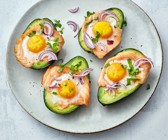 Avocado mit Lachs und Eiern
